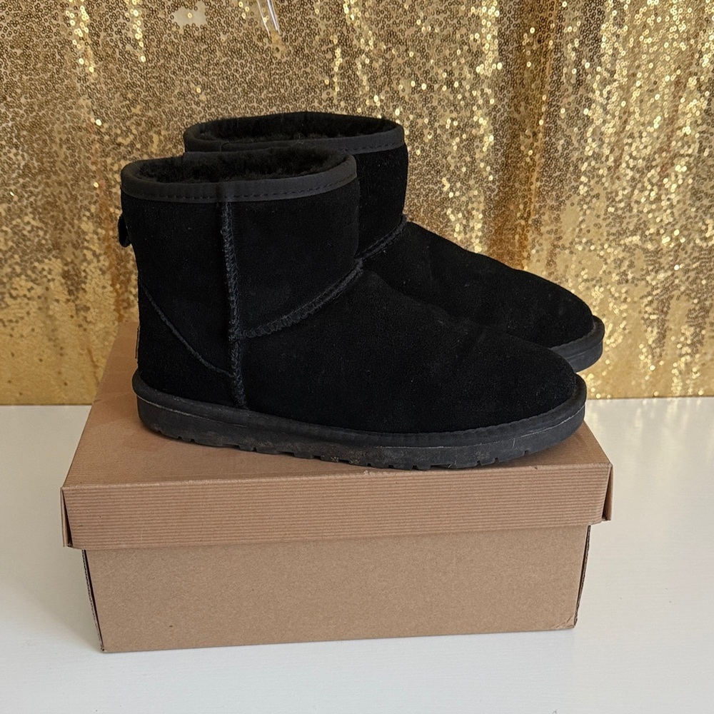 Women's Black Winter Boots genuine leather and sheepskin.